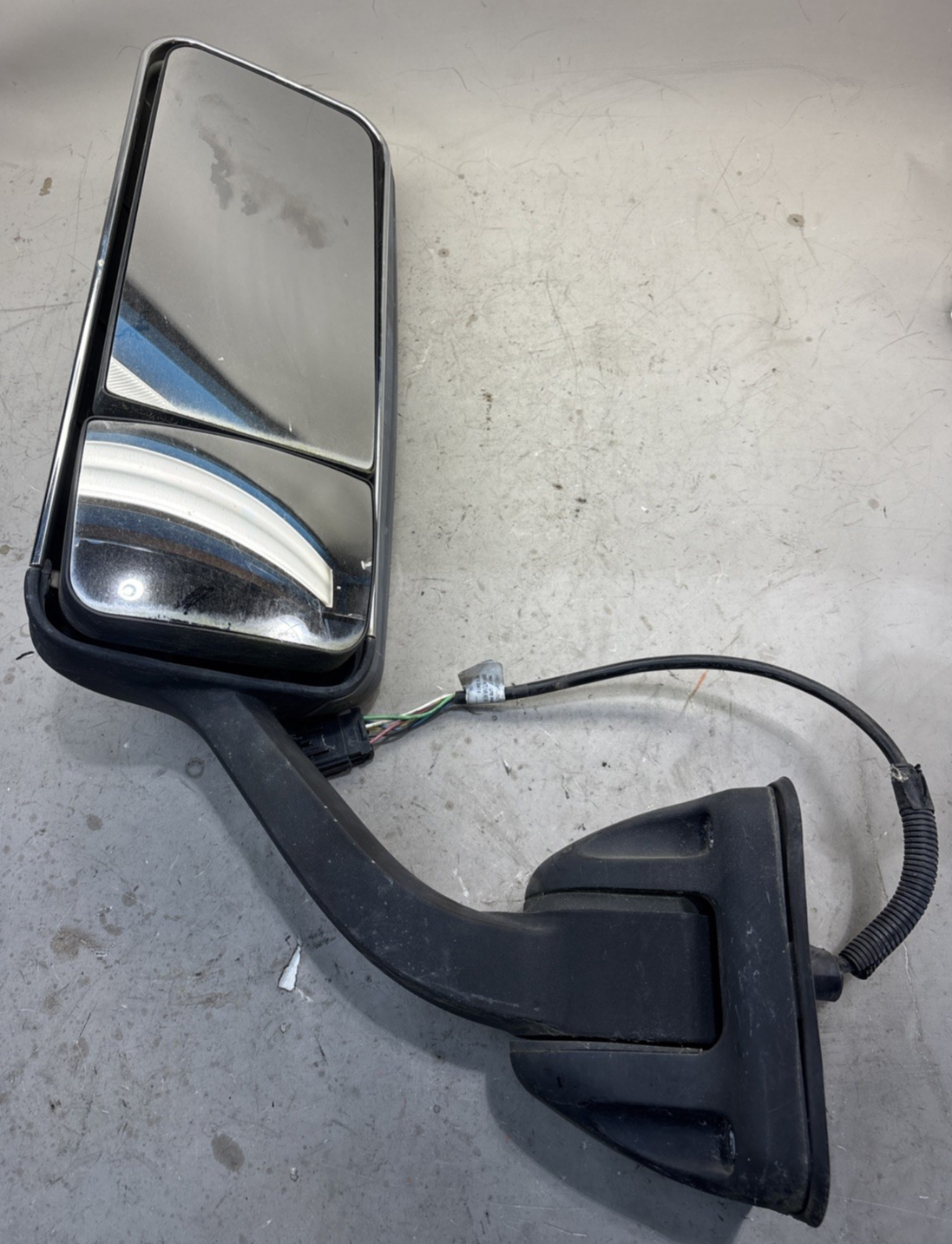 Freightliner Cascadia Driver Side Side View Mirrors A22-60713-005 Used