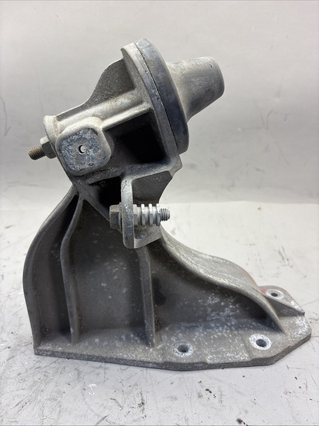 FREIGHTLINER LEFT SIDE HOOD SUPPORT 17-21082-004 A17-21589-000