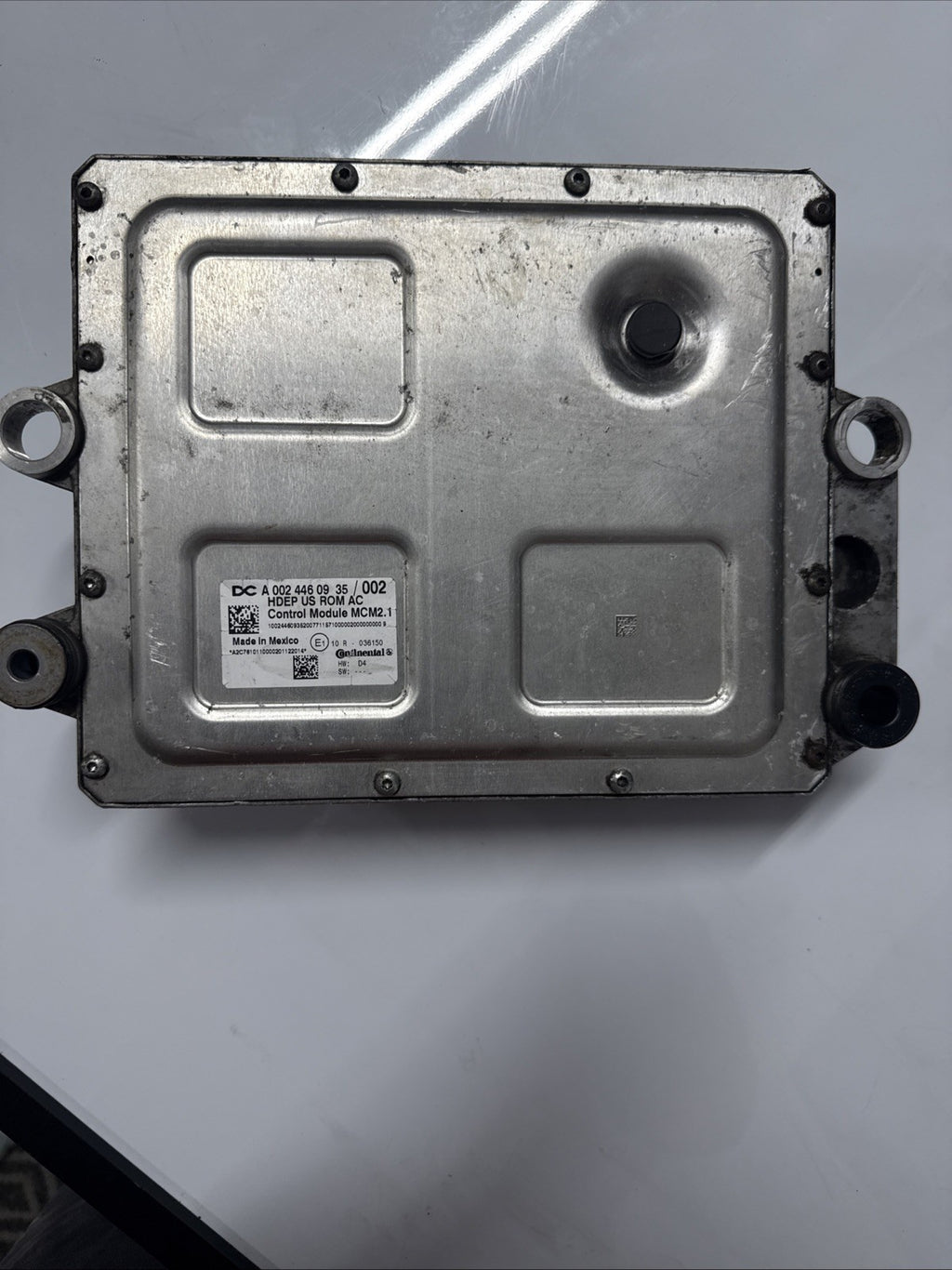 A 002 446 09 35/002 DETROIT DD15 ENGINE CONTROL MODULE ECM 3681802 has a damage