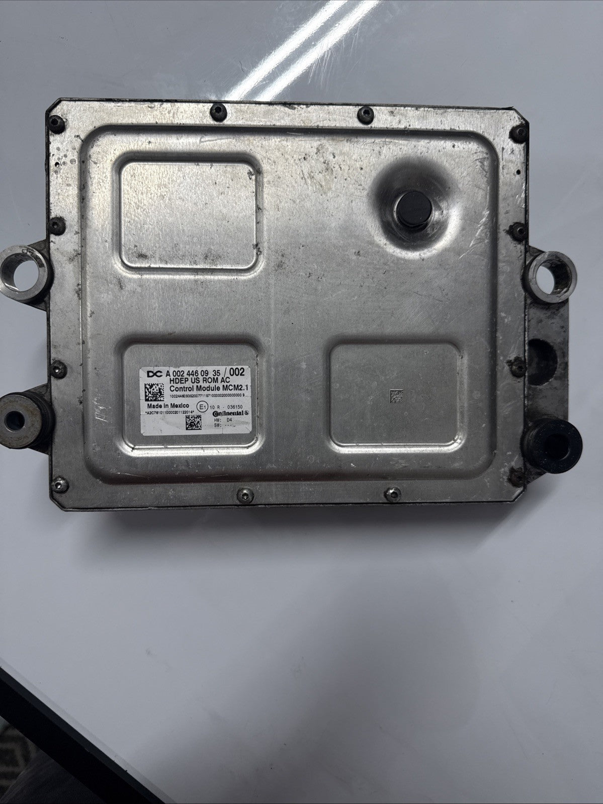 A 002 446 09 35/002 DETROIT DD15 ENGINE CONTROL MODULE ECM 3681802 has a damage