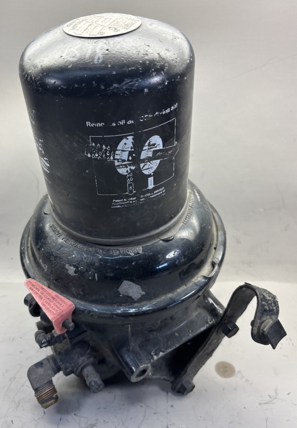 Freightliner Cascadia 126 Bendix Air Dryer K066678 OEM