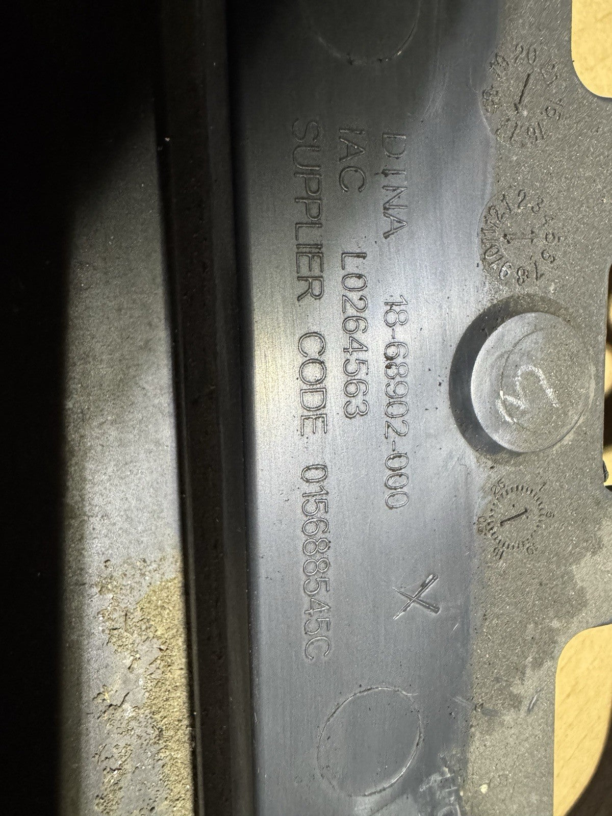 18-68902-000 Center Overhead Console Bezel Freightliner Cascadia