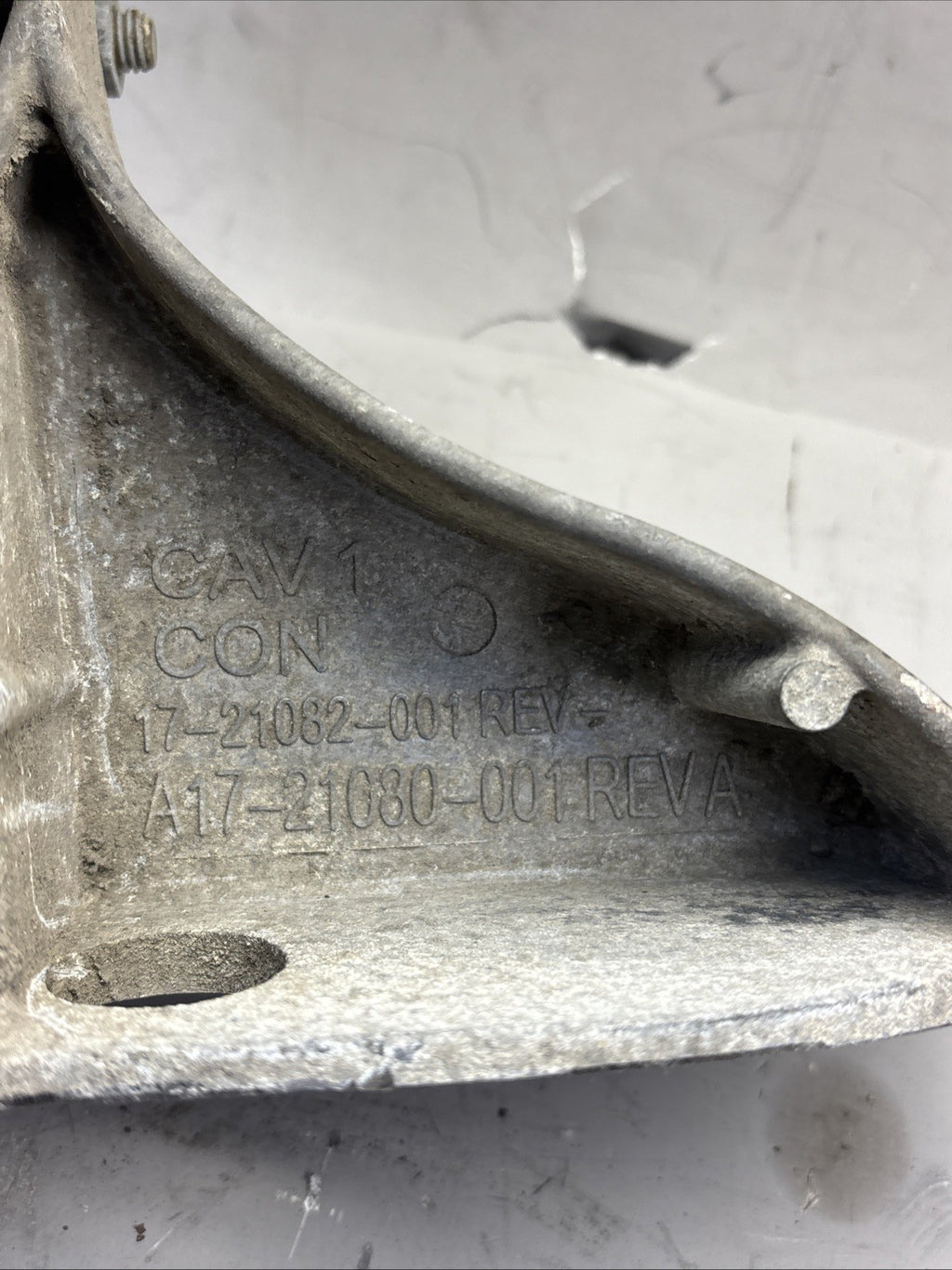 18 TO 24 FREIGHTLINER RIGHT SIDE HOOD SUPPORT 17-21082-001 A17-21080-001