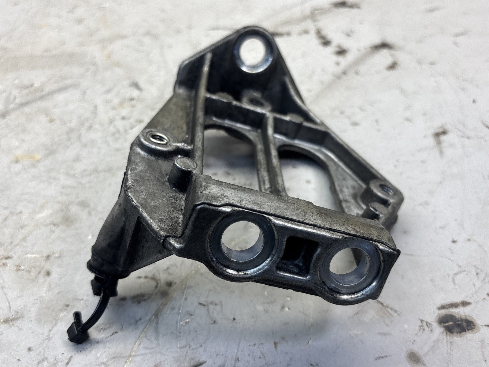 DETROIT DIESEL DD15 MOUNTING SUPPORT BRACKET A472 150 04 73 Made In USA