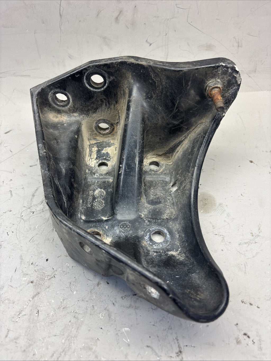 2008-2017 FREIGHTLINER CASCADIA 125 FRONT LEFT DRIVER BUMPER BRACKET MOUNT OEM