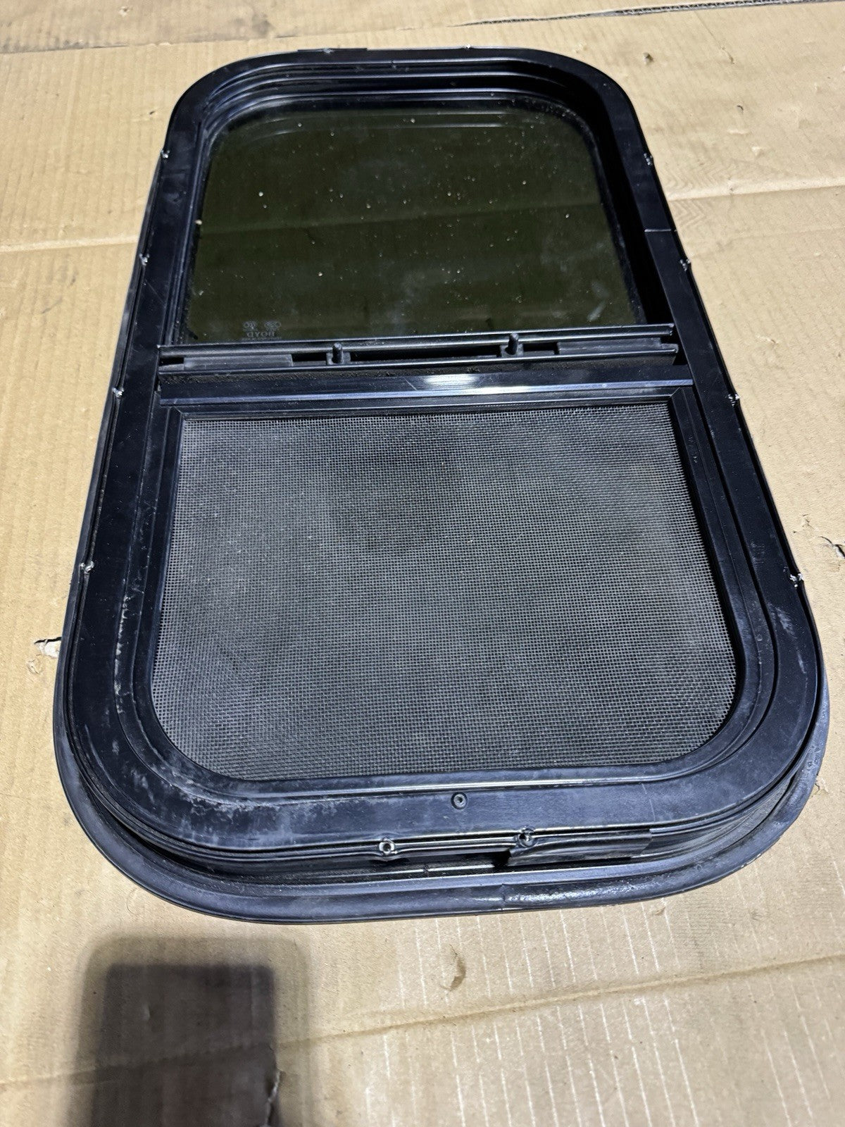 2018-2024 FREIGHTLINER CASCADIA REAR LEFT SIDE LOWER SLEEPER QUARTER GLASS OEM
