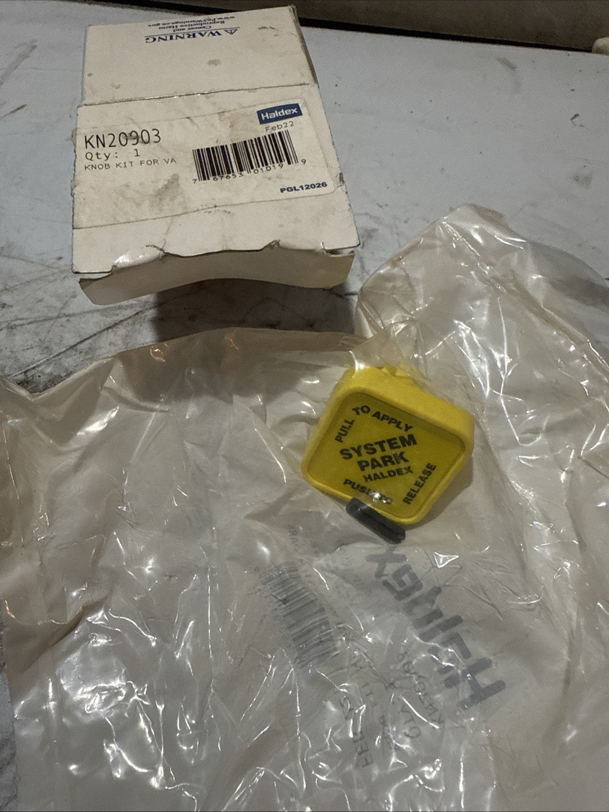 Haldex KN20903 Dash Knob   For Pin Type Push Pull Valves, Yellow, 3/8" Mounting