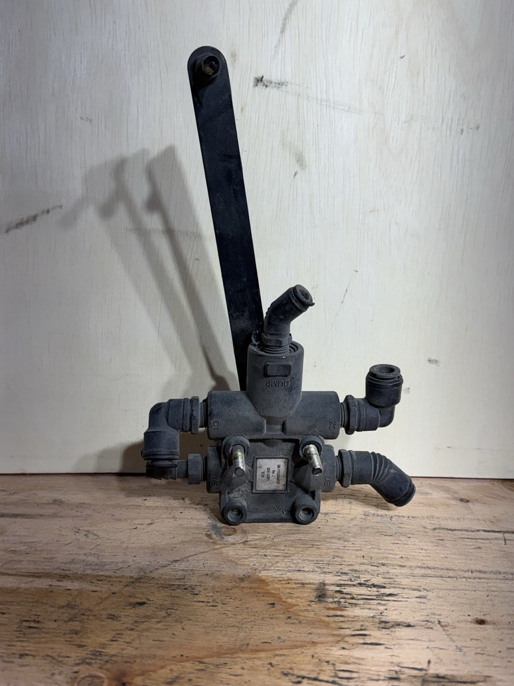 G90-1113-034442121 LEVELING SUSPENSION VALVE AIR 3736147