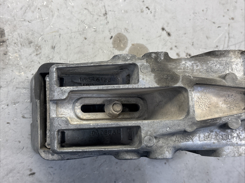 L85-6130A KENWORTH T680 HOOD BRACKET 3771170