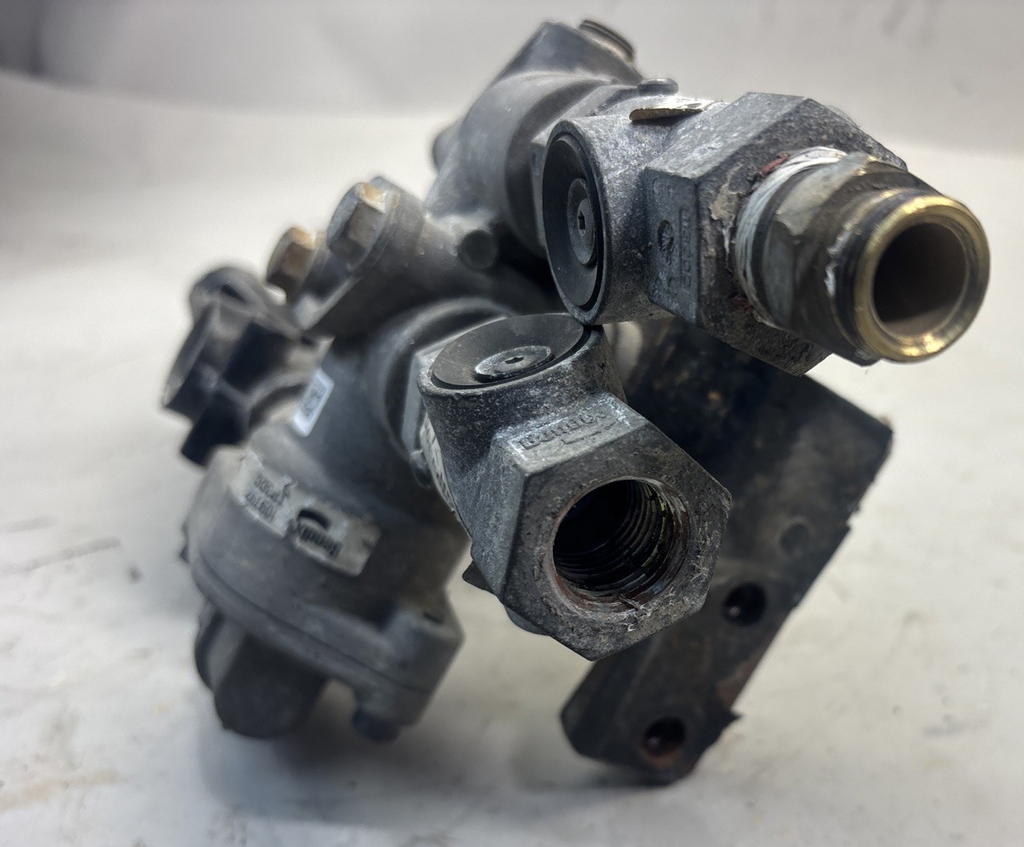 Freightliner Cascadia 126 ABS Modulator Solenoid Valve 2020 OEM K055796 / 109792
