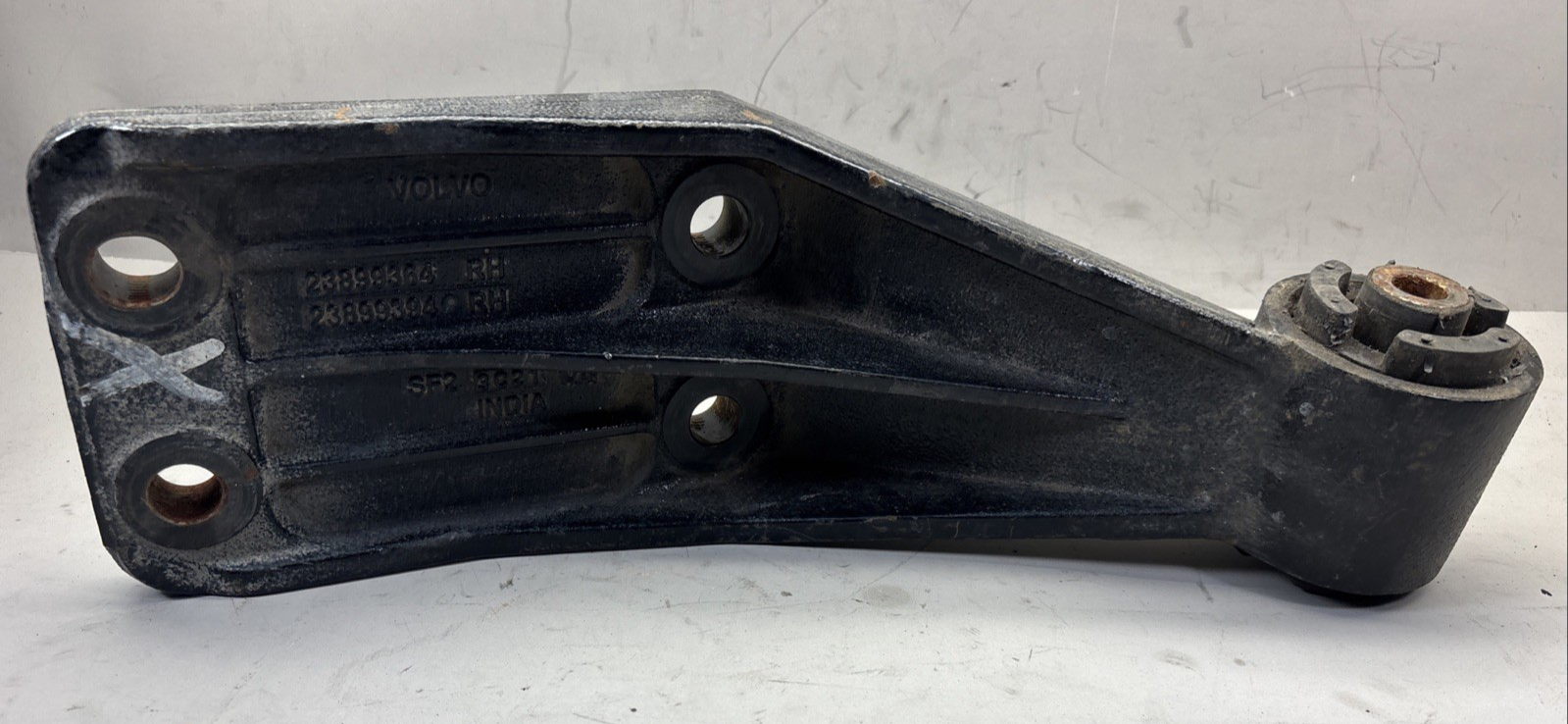 Genuine Volvo Gen Right Cab Mount Bracket 23899364 RH 23899394 RH