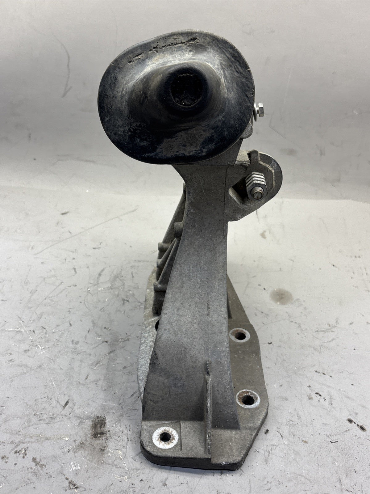 18 TO 24 FREIGHTLINER RIGHT SIDE HOOD SUPPORT 17-21082-001 A17-21080-001