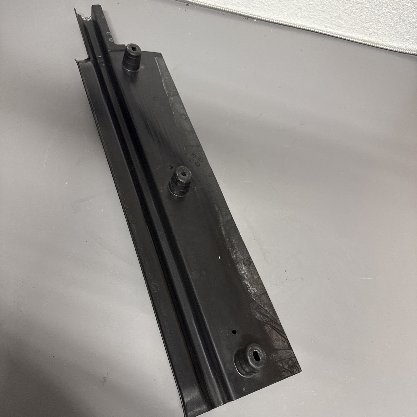 18-58982-001 Sleeper Baggage Compartment Door Sill for Freightliner
