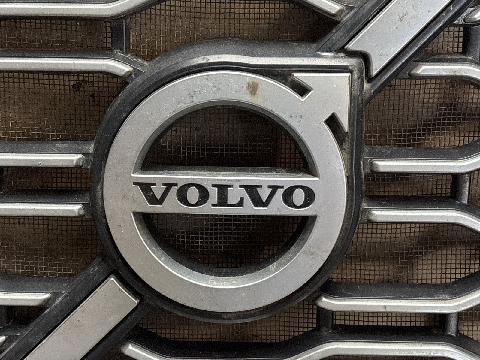 2019 VOLVO VNL FRONT MAIN GRILL  82745720 / 84724157 / 84724159 OEM DAMAGED
