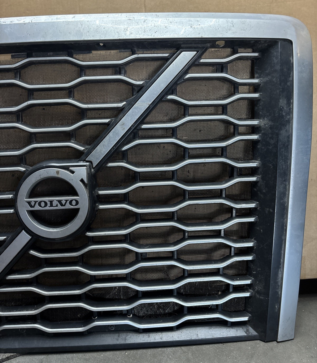 2019 VOLVO VNL FRONT MAIN GRILL  82745720 / 84724157 / 84724159 OEM DAMAGED