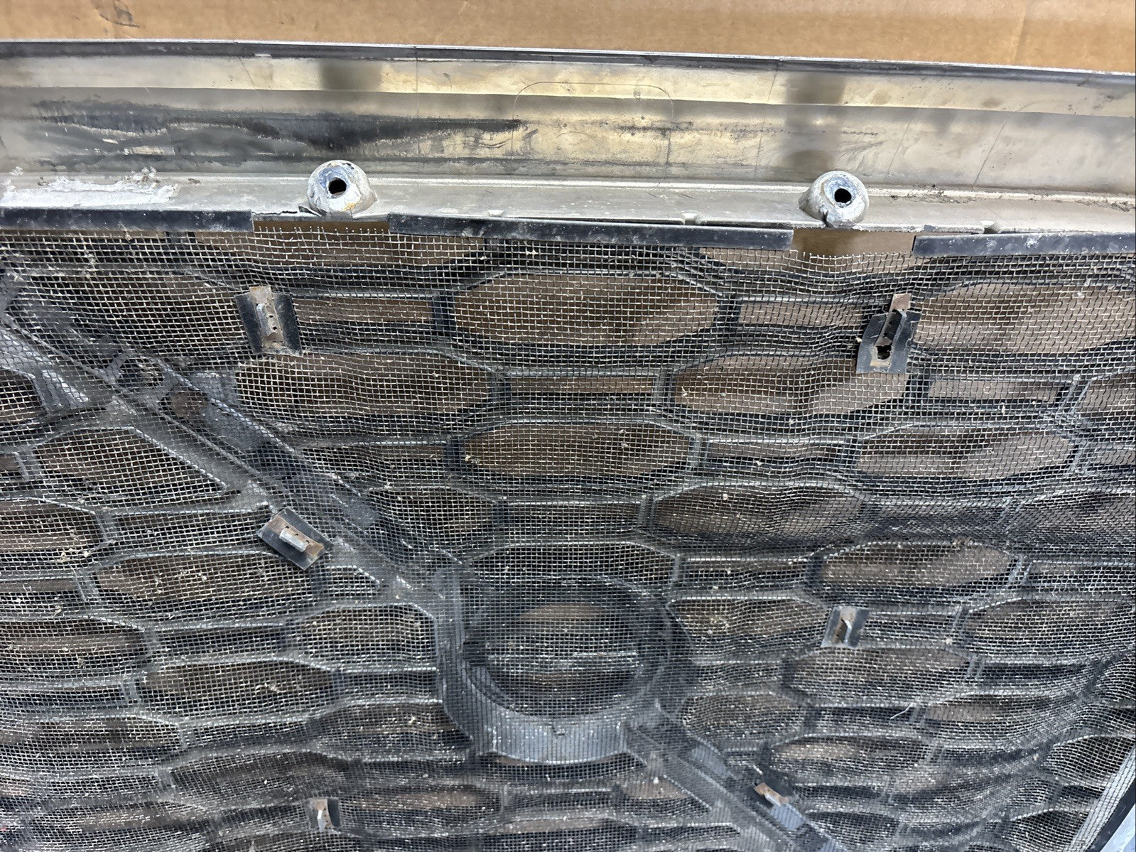 2019 VOLVO VNL FRONT MAIN GRILL  82745720 / 84724157 / 84724159 OEM DAMAGED