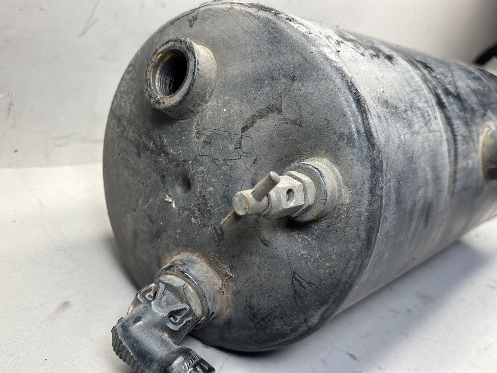 NEW OEM Volvo 23675291 Air Tank