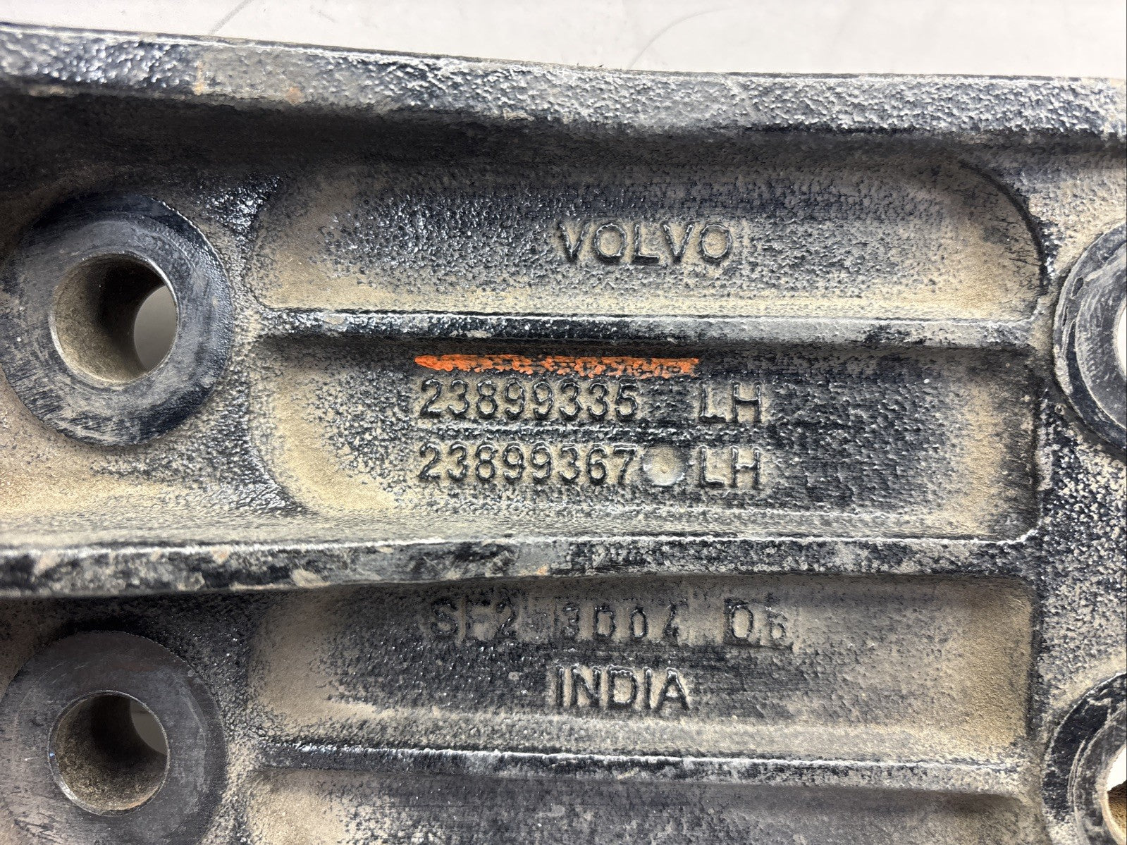 Genuine Volvo Gen Right Cab Mount Bracket 23899335 LH 23899367 LH