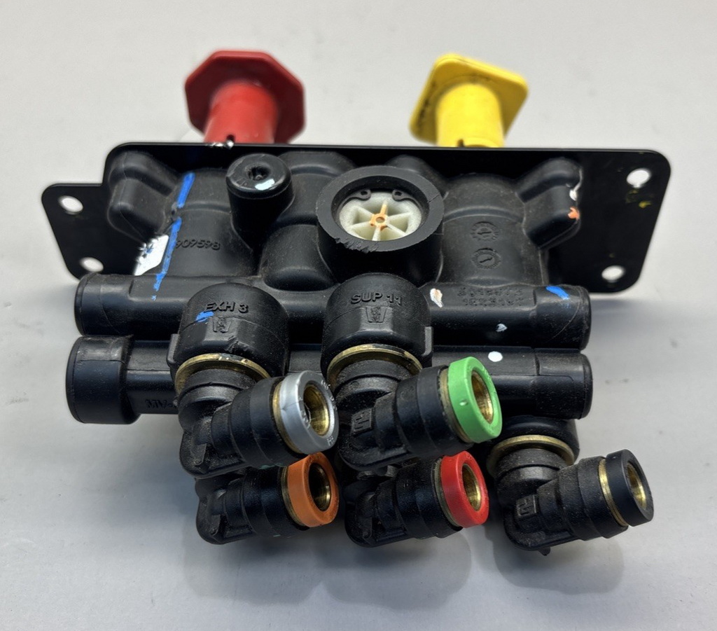 FREIGHTLINER CASCADIA BENDIX PARKING BRAKE VALVE - P/N: 5018303 / 5018673