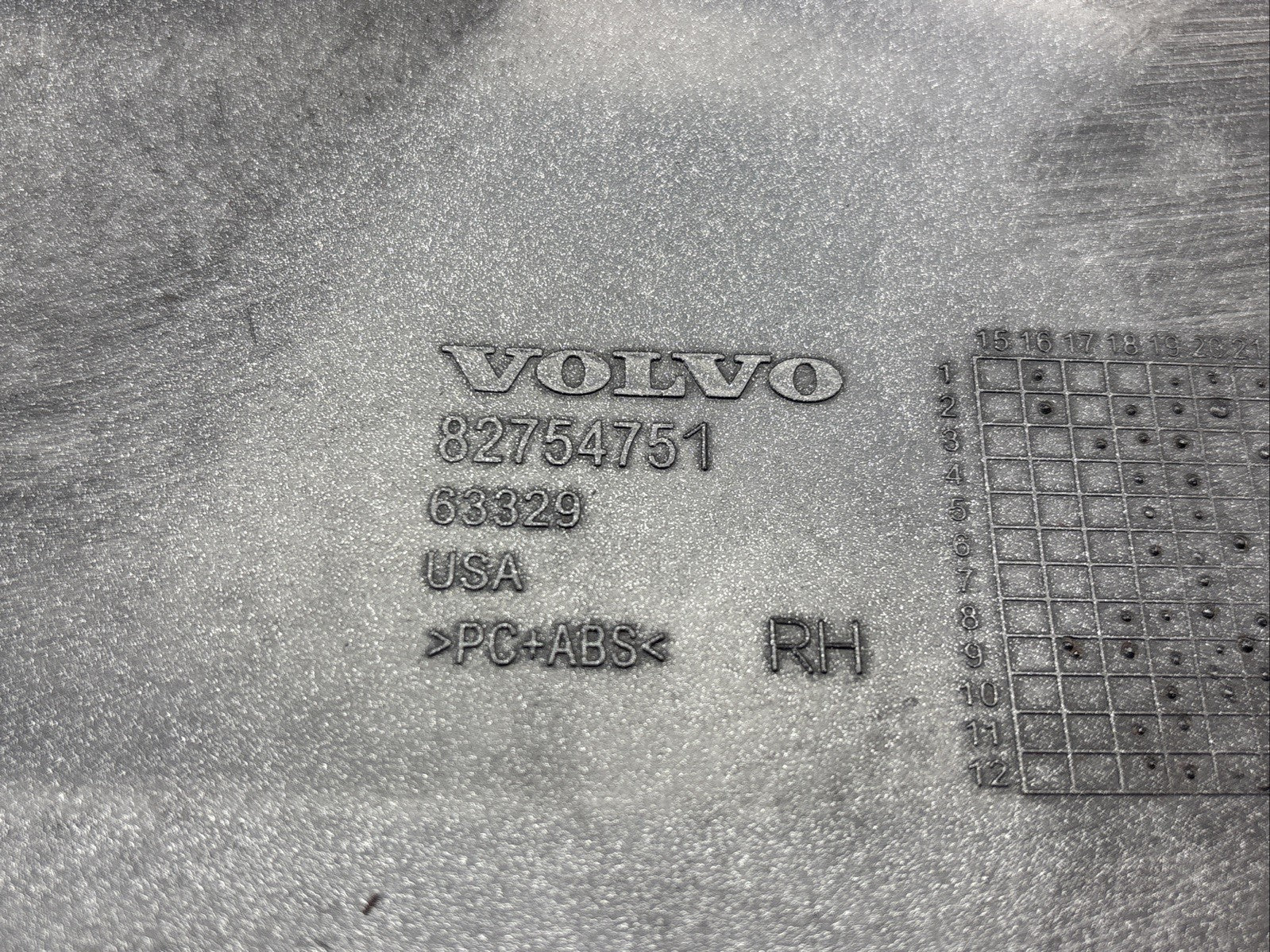 82754751 VOLVO VNL 760 FRONT RIGHT PASSENGER SIDE BUMPER TOW HOOK COVER OEM