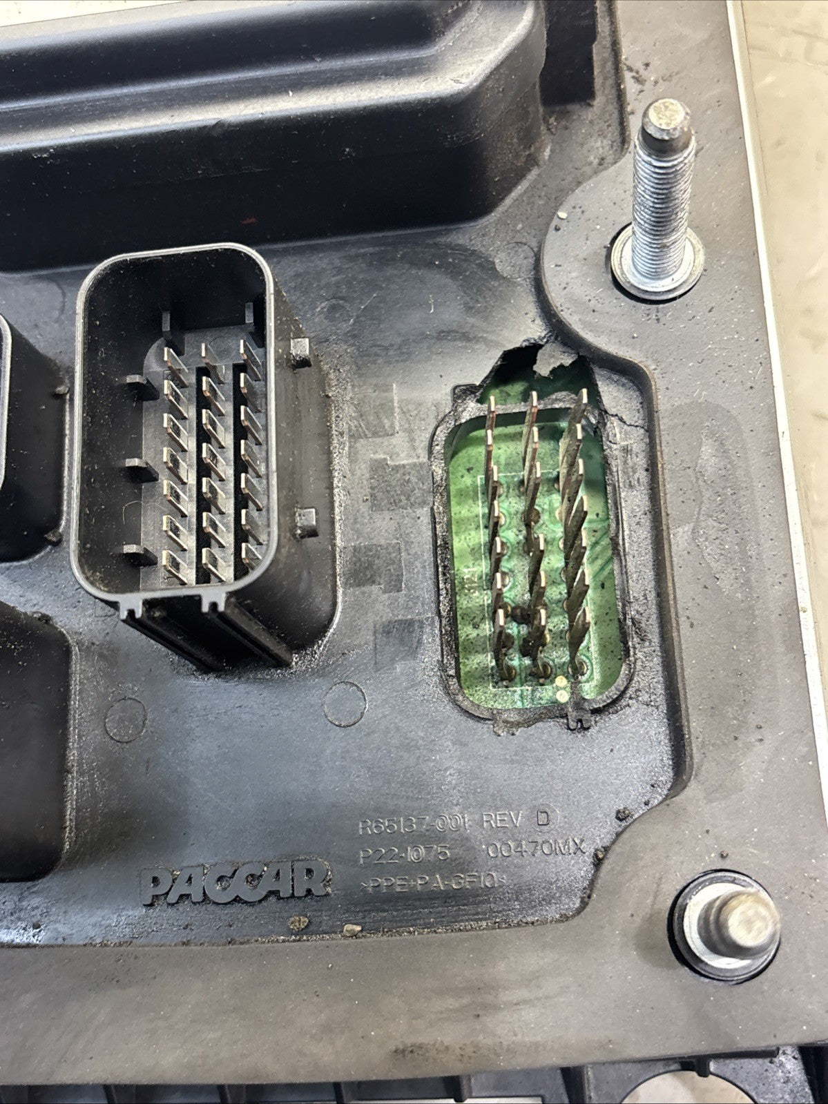KENWORTH PACCAR FUSE ASSEMBLY CAB PDC P27-1147-0200 JUNCTION BOX DAMAGE