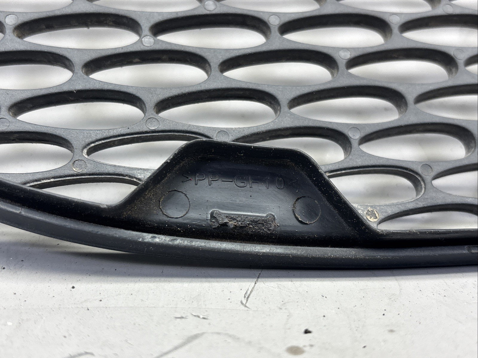 L46-6062 Genuine Paccar Peterbilt Air Intake Screen RH/S OEM DAMAGE