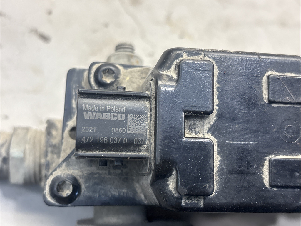 Freightliner Cascadia 126 ABS Modulator Solenoid Valve 2020 OEM K055796 / 109792