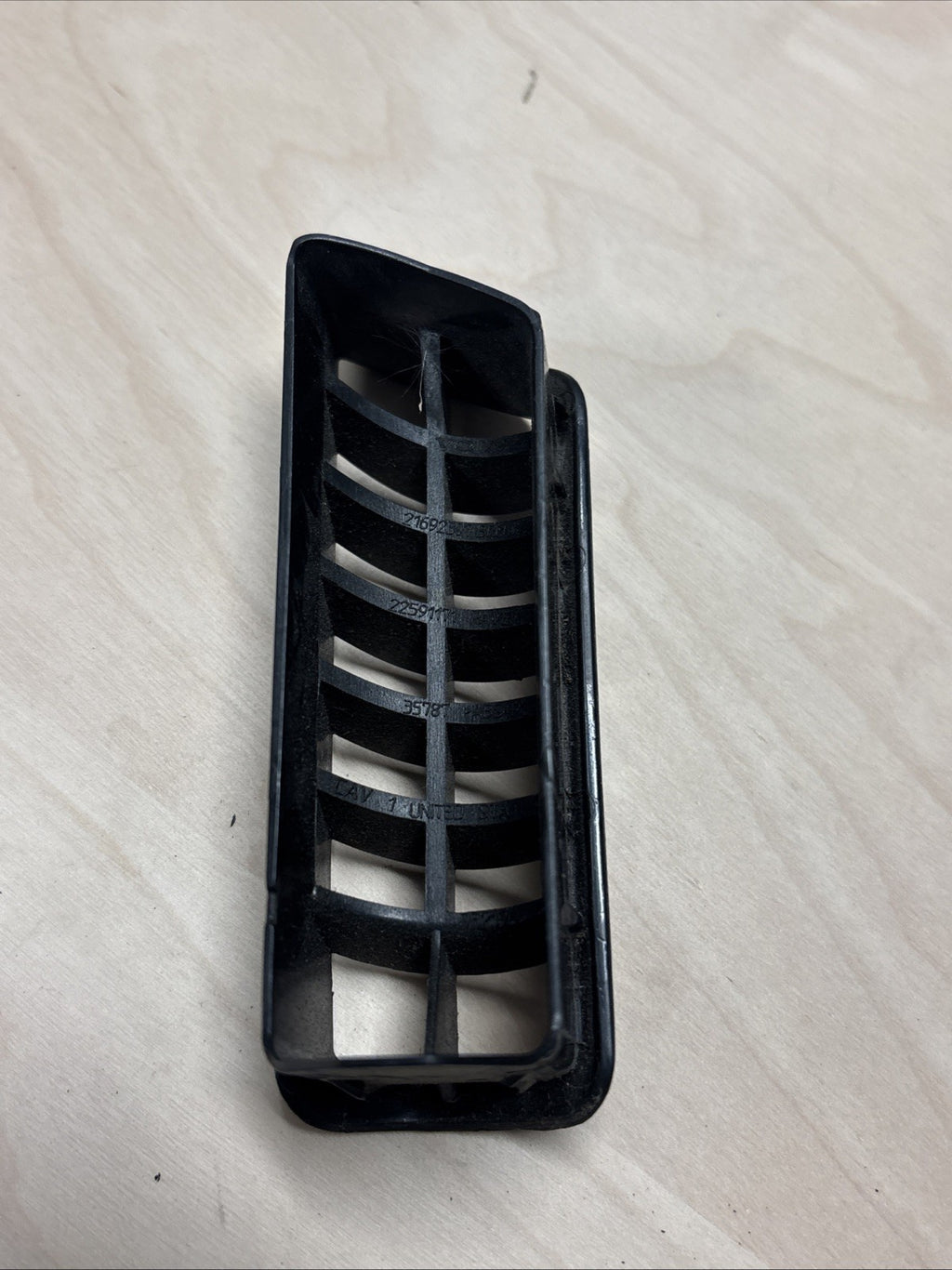 18-24 VOLVO VNL 760 FRONT RIGHT SIDE VENT GRILLE LOUVER GRILLE 21692397 OEM