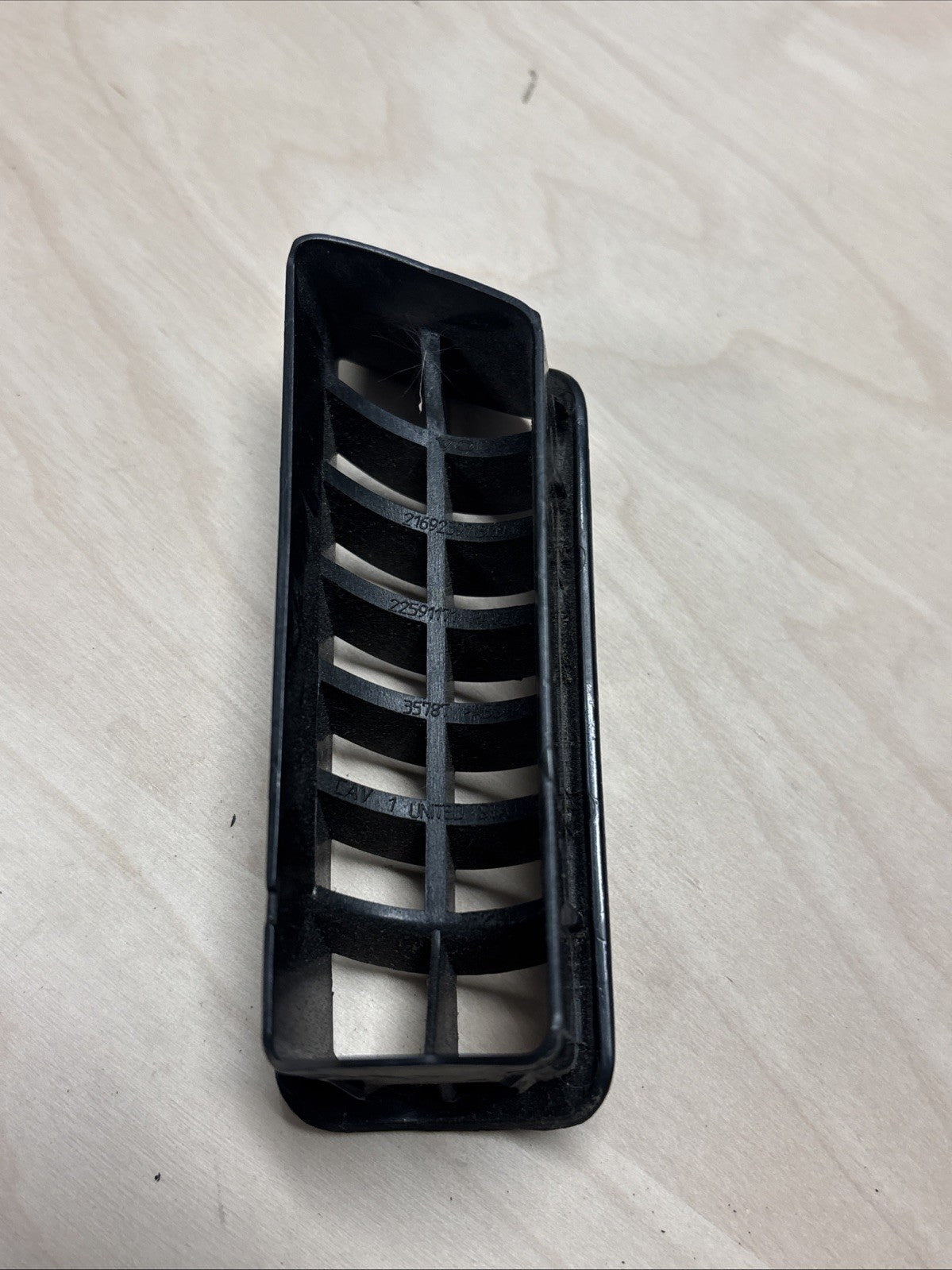 18-24 VOLVO VNL 760 FRONT RIGHT SIDE VENT GRILLE LOUVER GRILLE 21692397 OEM