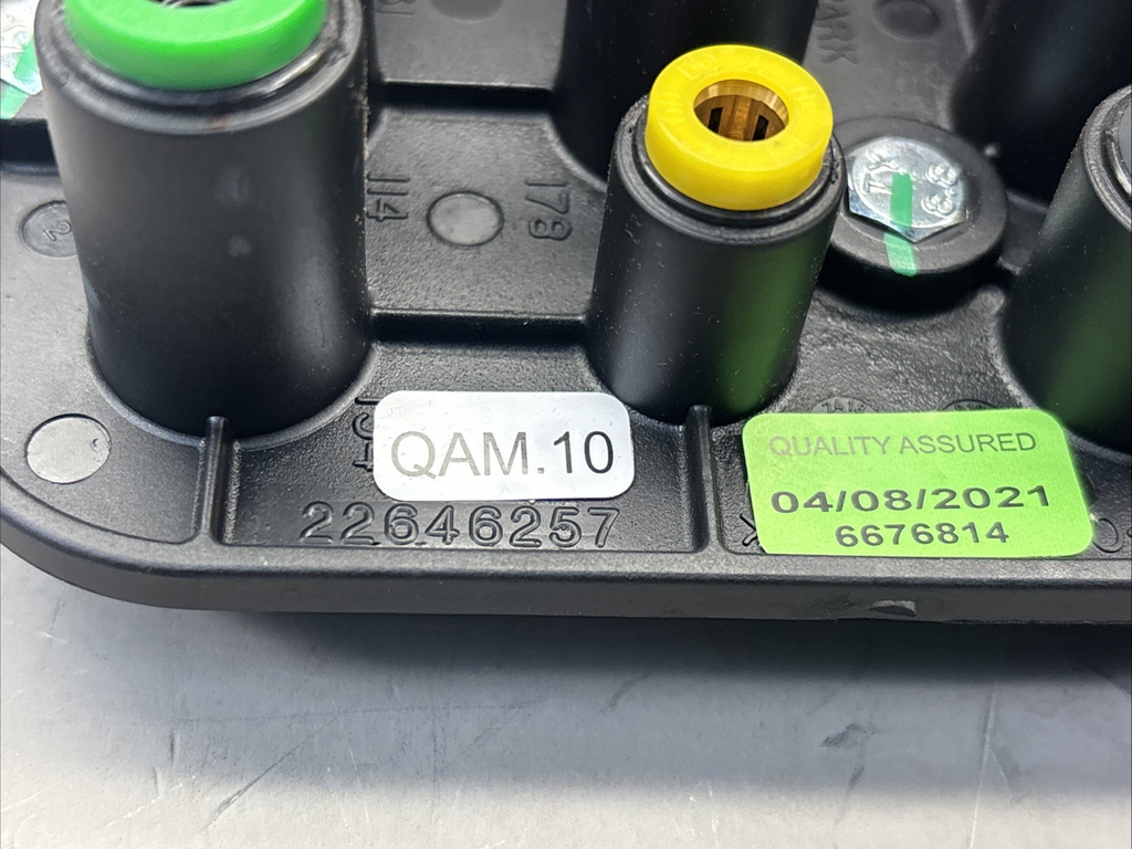 OEM VOLVO MANIFOLD 	22646257 NO ORIGINAL BOX