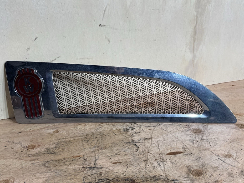 21 KENWORTH PACCAR RIGHT HOOD VENT TRIM L60-6004R