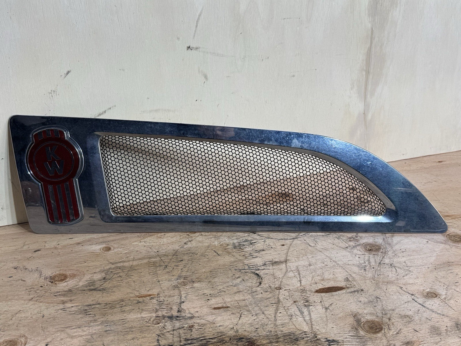 21 KENWORTH PACCAR RIGHT HOOD VENT TRIM L60-6004R