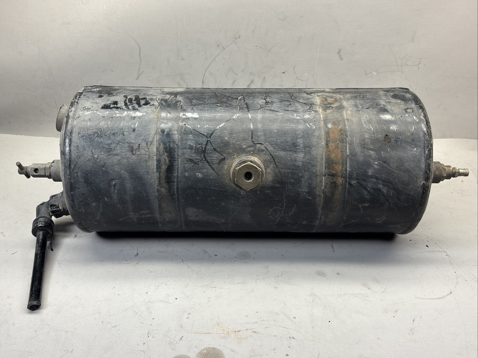 NEW OEM Volvo 23675291 Air Tank