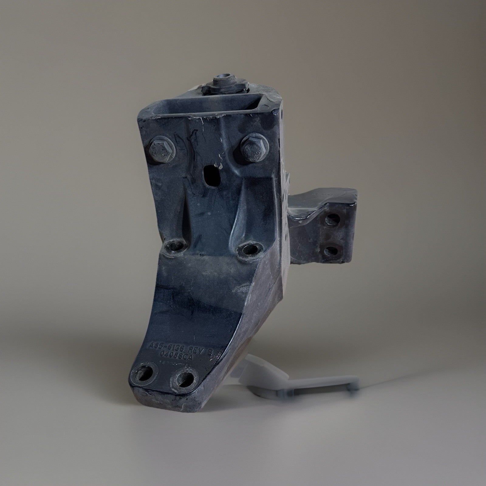 2021 Kenworth t680 PACCAR Left  CAB MOUNT BRACKET A85-6136