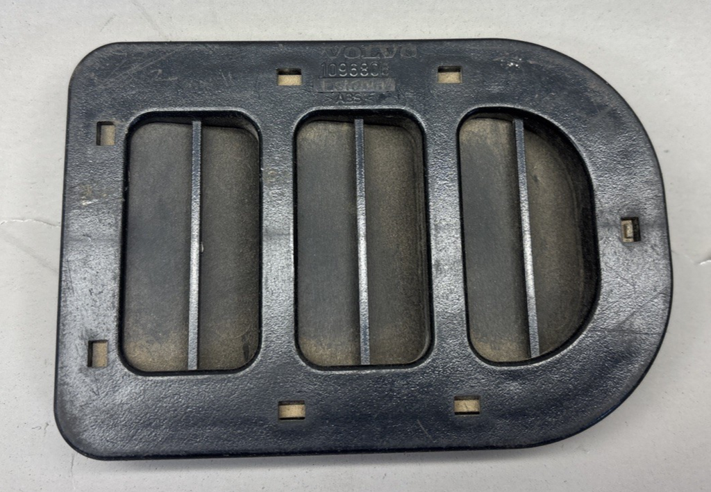 2018-2024 VOLVO VNL 760 FRONT LEFT SIDE AIR DEFLECTOR GRILLE 1096806 OEM
