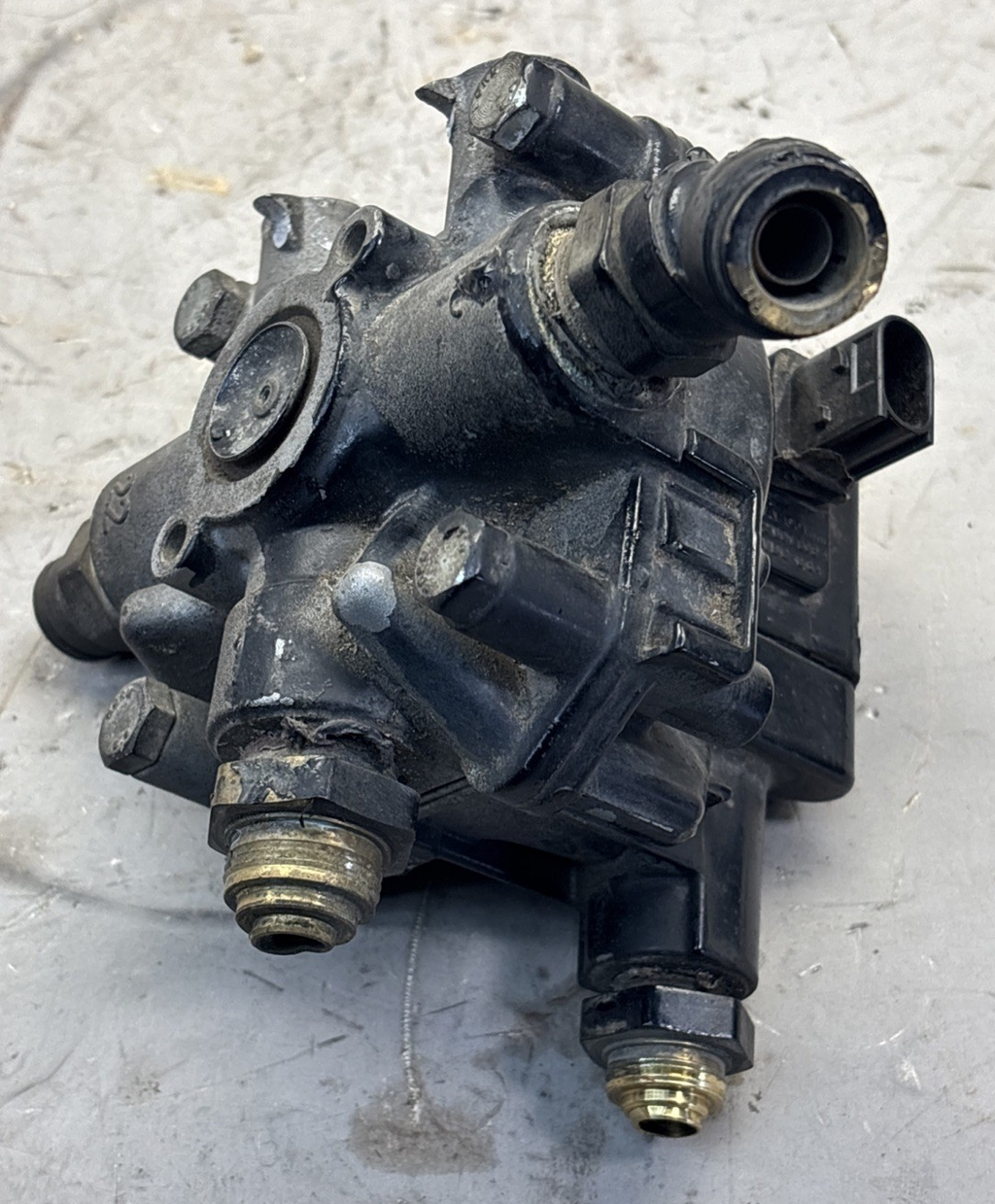 Freightliner Cascadia Meritor Wabco ABS Relay Valve 442 001 006 1