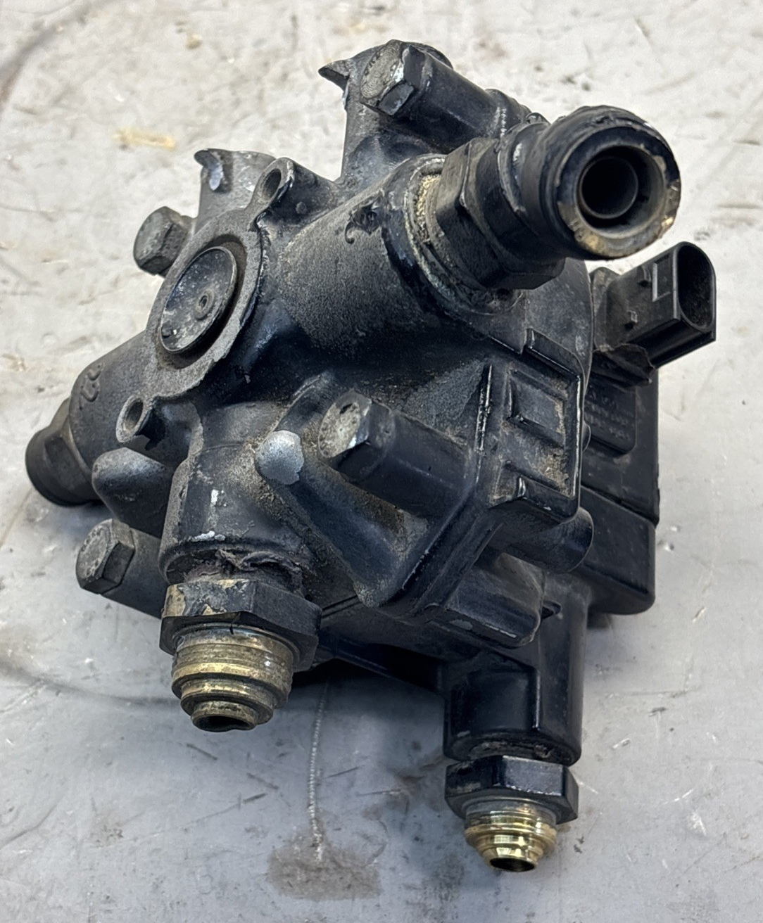 Freightliner Cascadia Meritor Wabco ABS Relay Valve 442 001 006 1