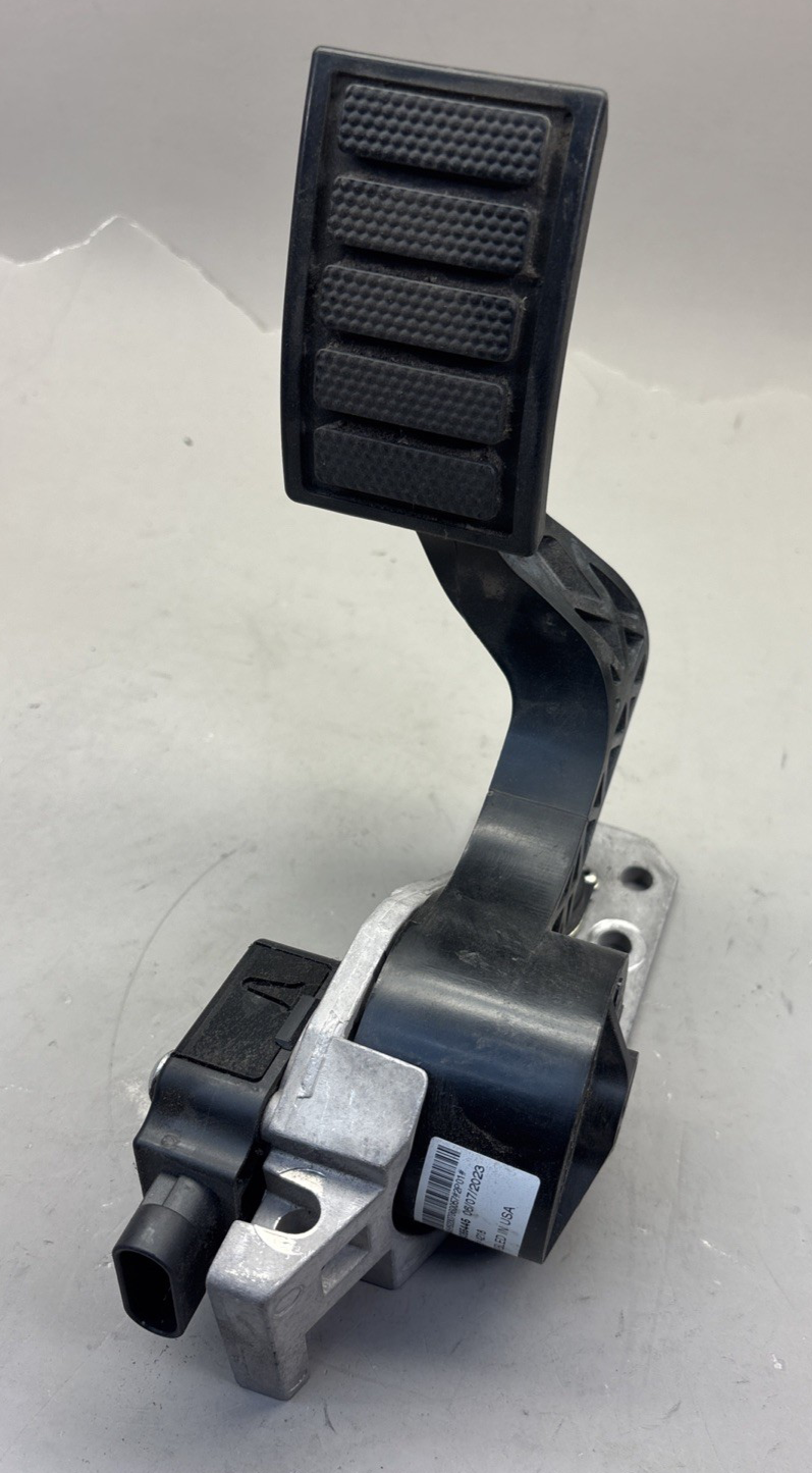 24365445 - VOLVO/MACK ACCELERATOR PEDAL GENUINE