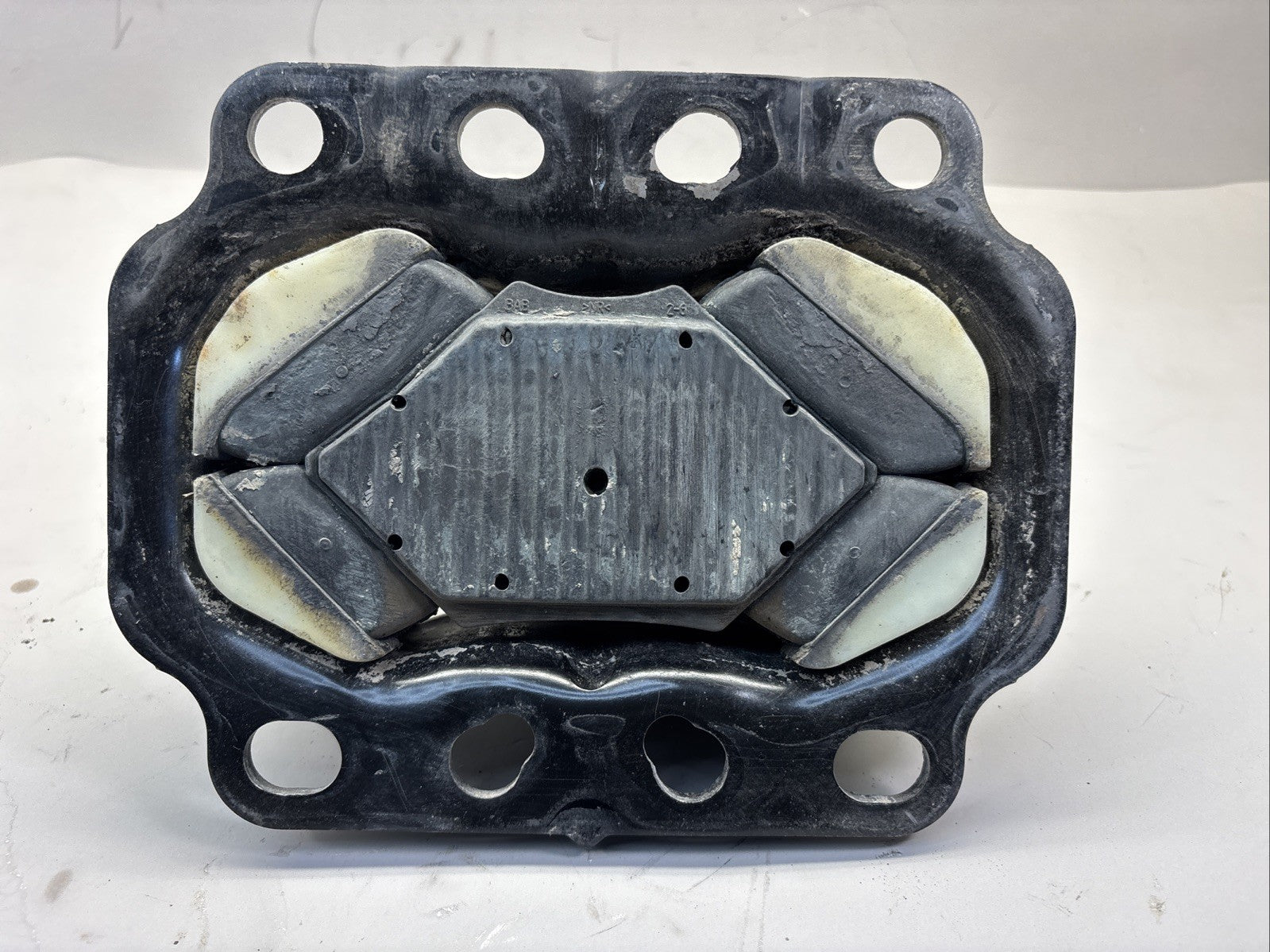 A00-1085-004 PACCAR MX-13 REAR ENGINE MOUNT