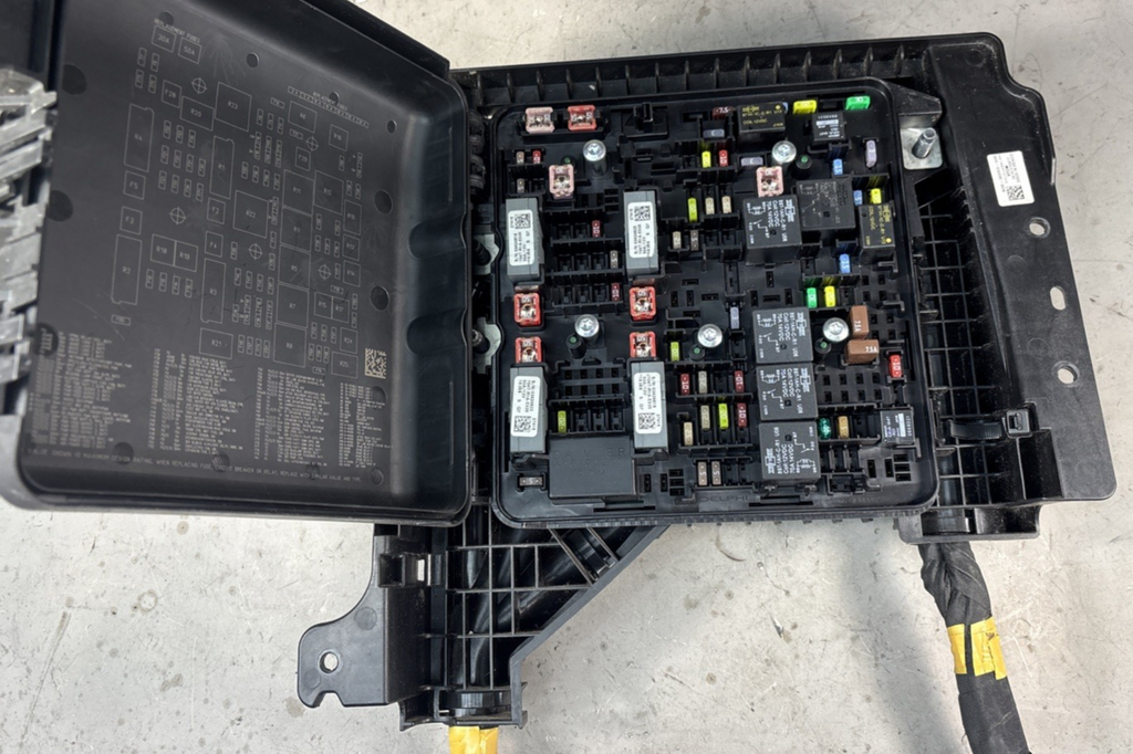 Freightliner Power Distribution Module VPDM Fuse Panel A06-90283-000