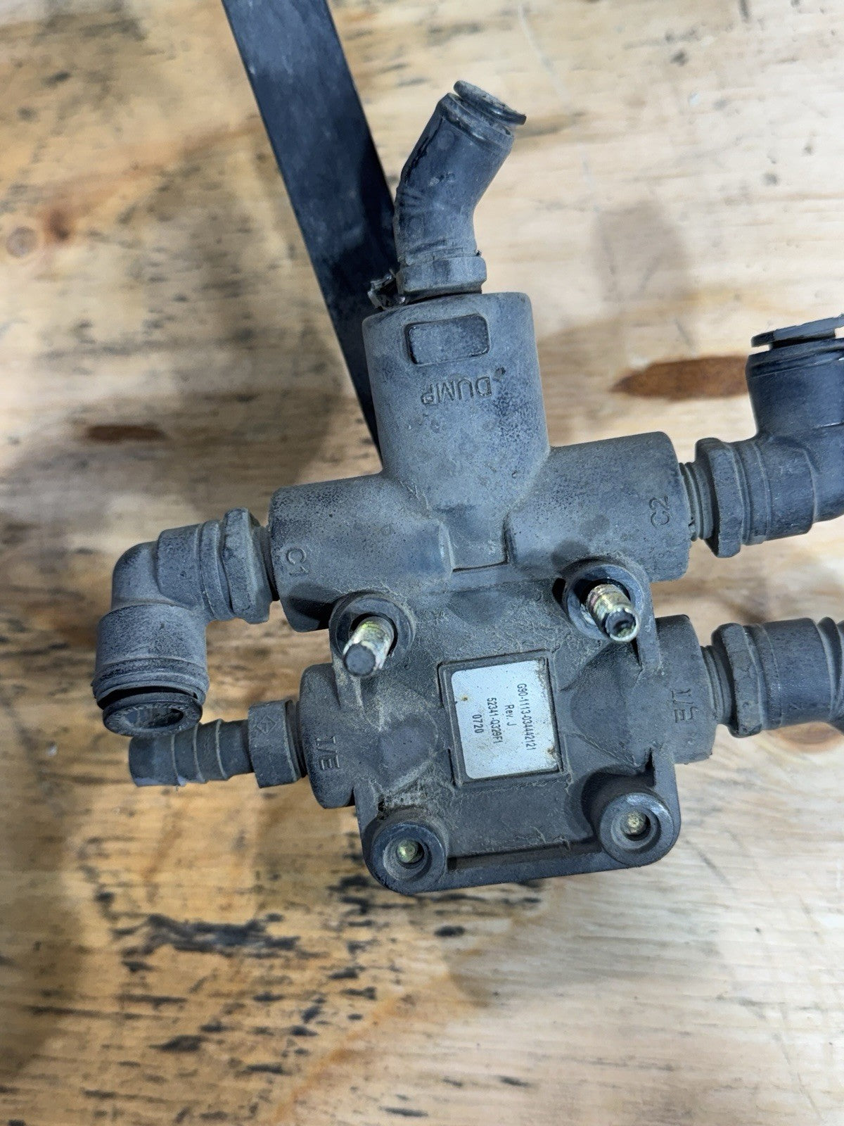 G90-1113-034442121 LEVELING SUSPENSION VALVE AIR 3736147