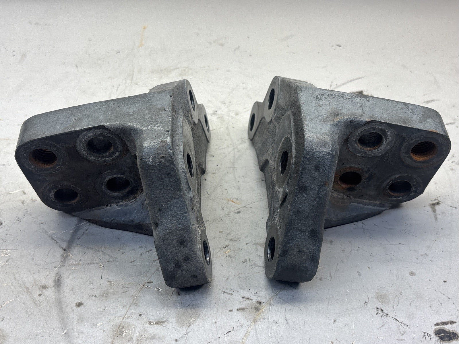 2019 PACCAR MX 13 ENGINE MOUNT PAIR 2139939 2139938