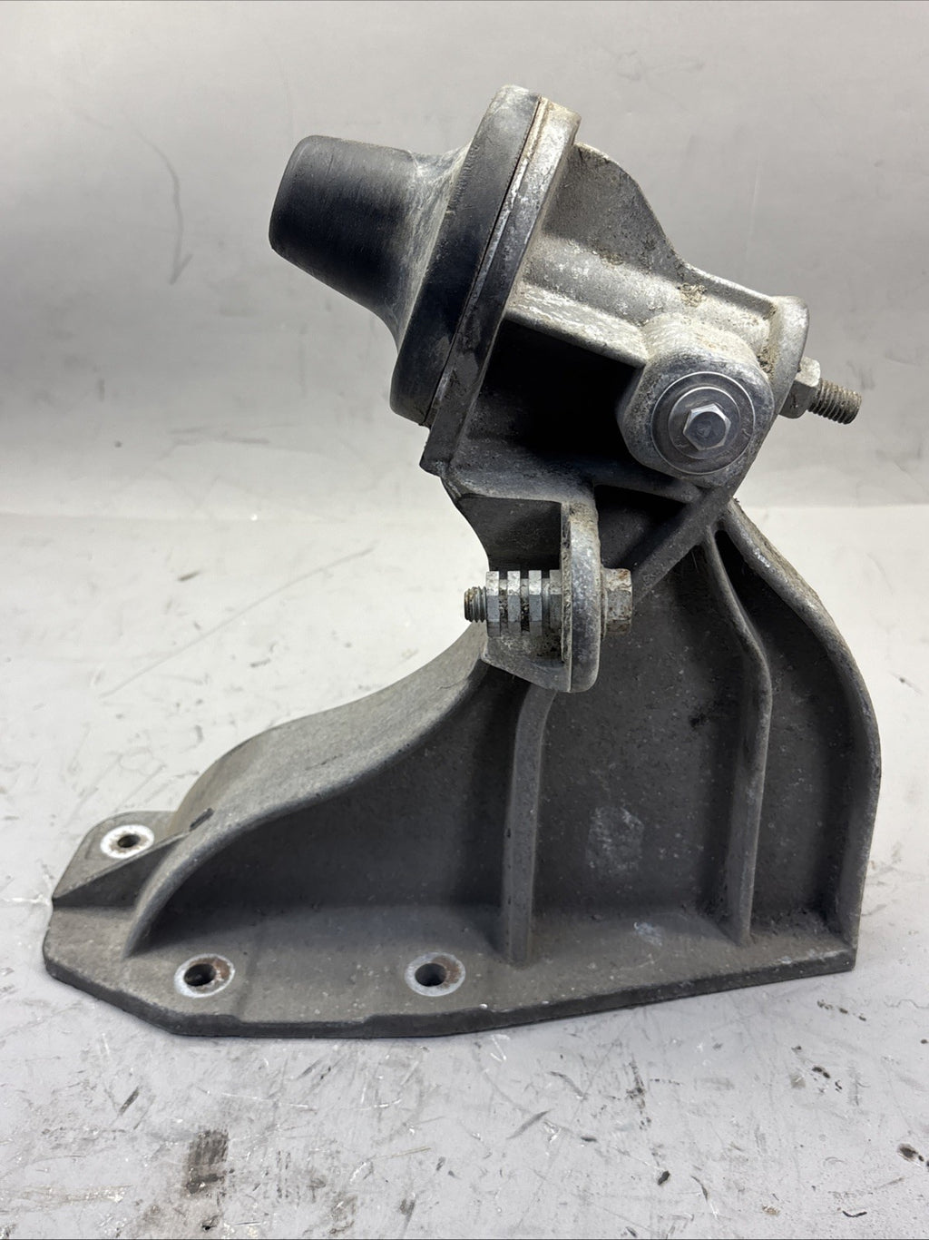 18 TO 24 FREIGHTLINER RIGHT SIDE HOOD SUPPORT 17-21082-001 A17-21080-001