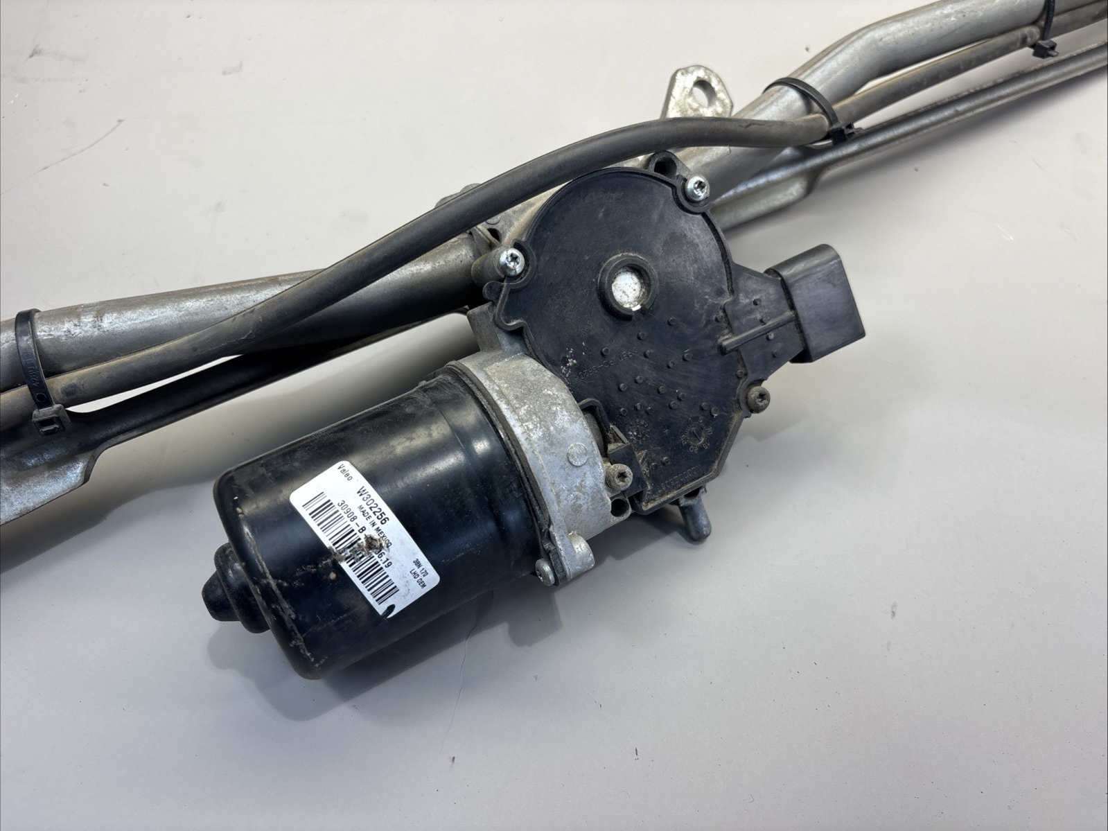 OEM FREIGHTLINER LINKAGE & MOTOR ASSEMBLY WINDSHIELD WIPER A22-72752-002 W302256