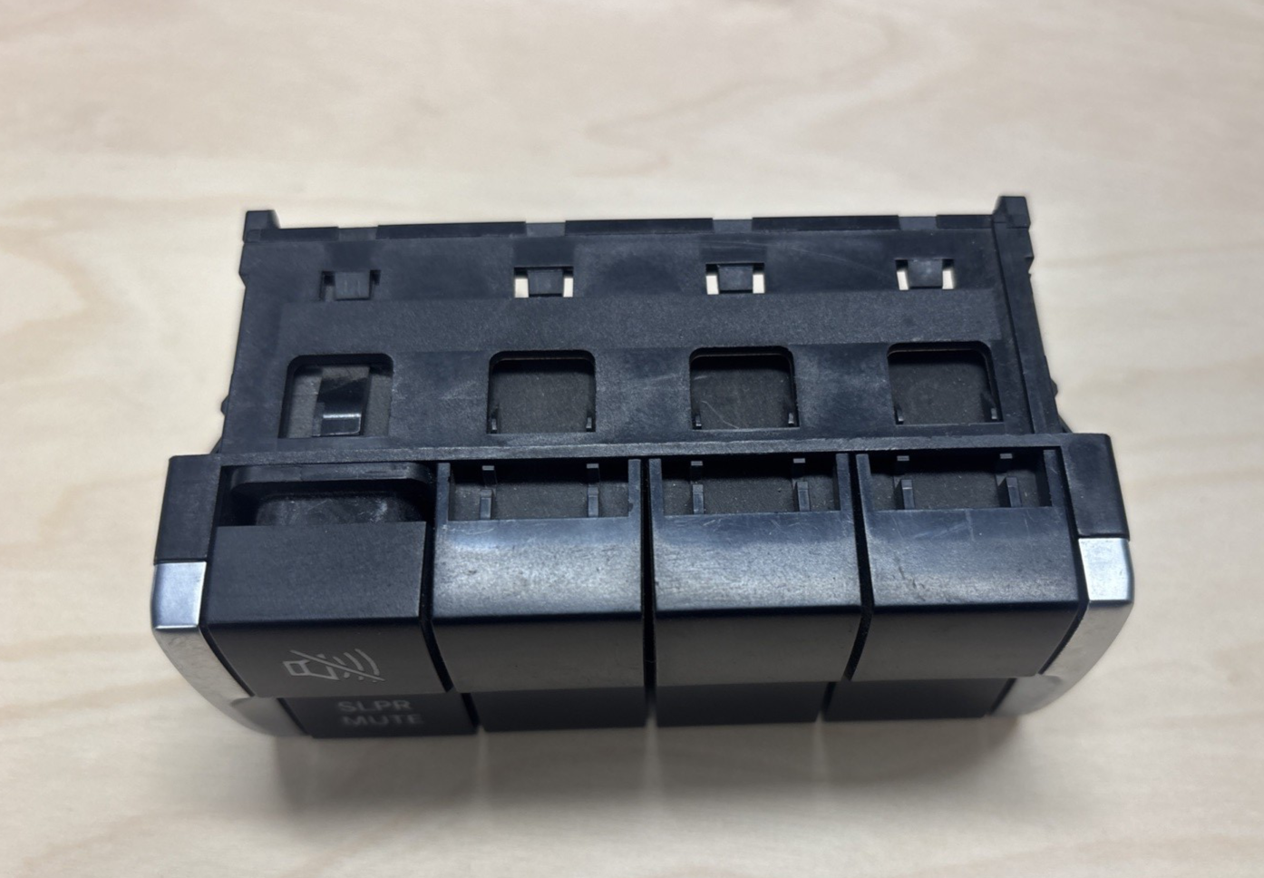 Freightliner Rocker Switch Panel  A06-90732-001
