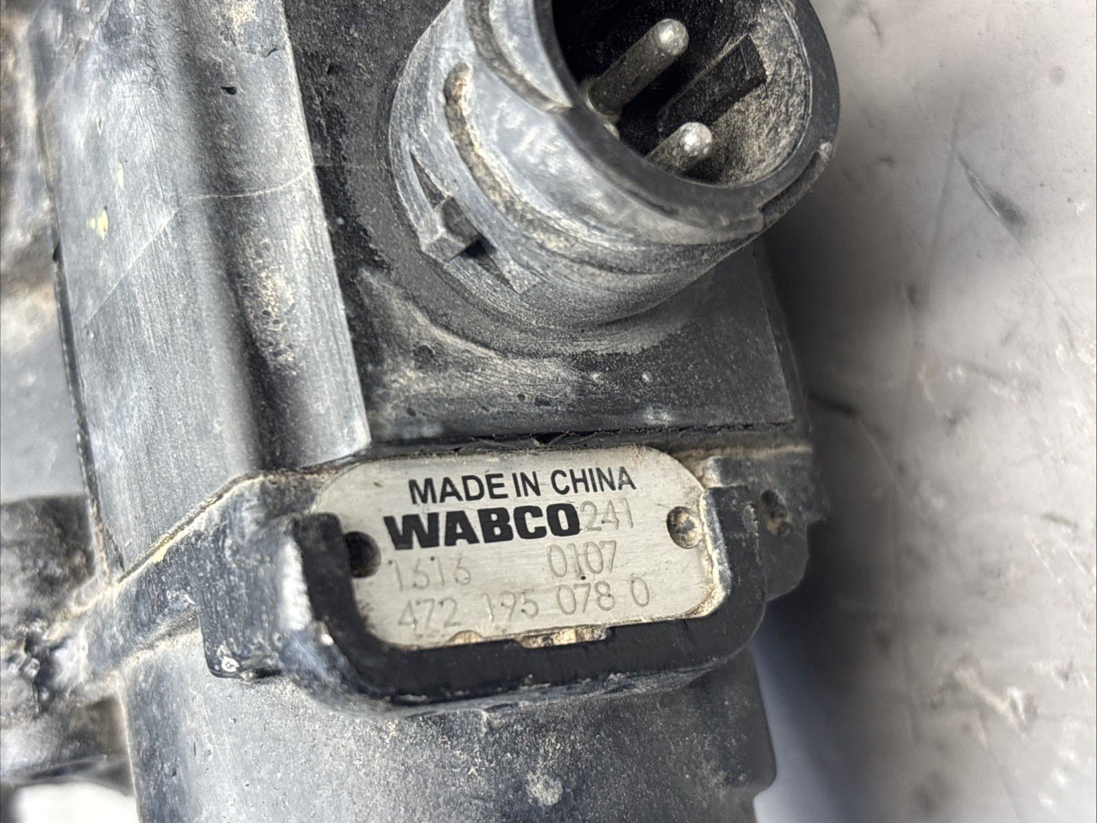 OEM Freightliner Wabco ABS Solenoid Modulator Valve 973 011 0260 / 472 195 078 0