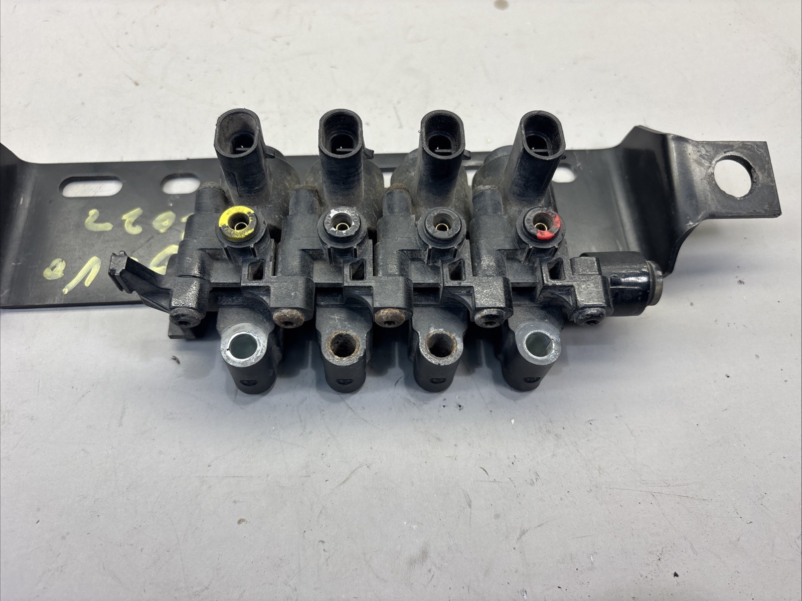 2022   BENDIX AIR MANIFOLD SOLENOID  K052287 OEM-K136099.