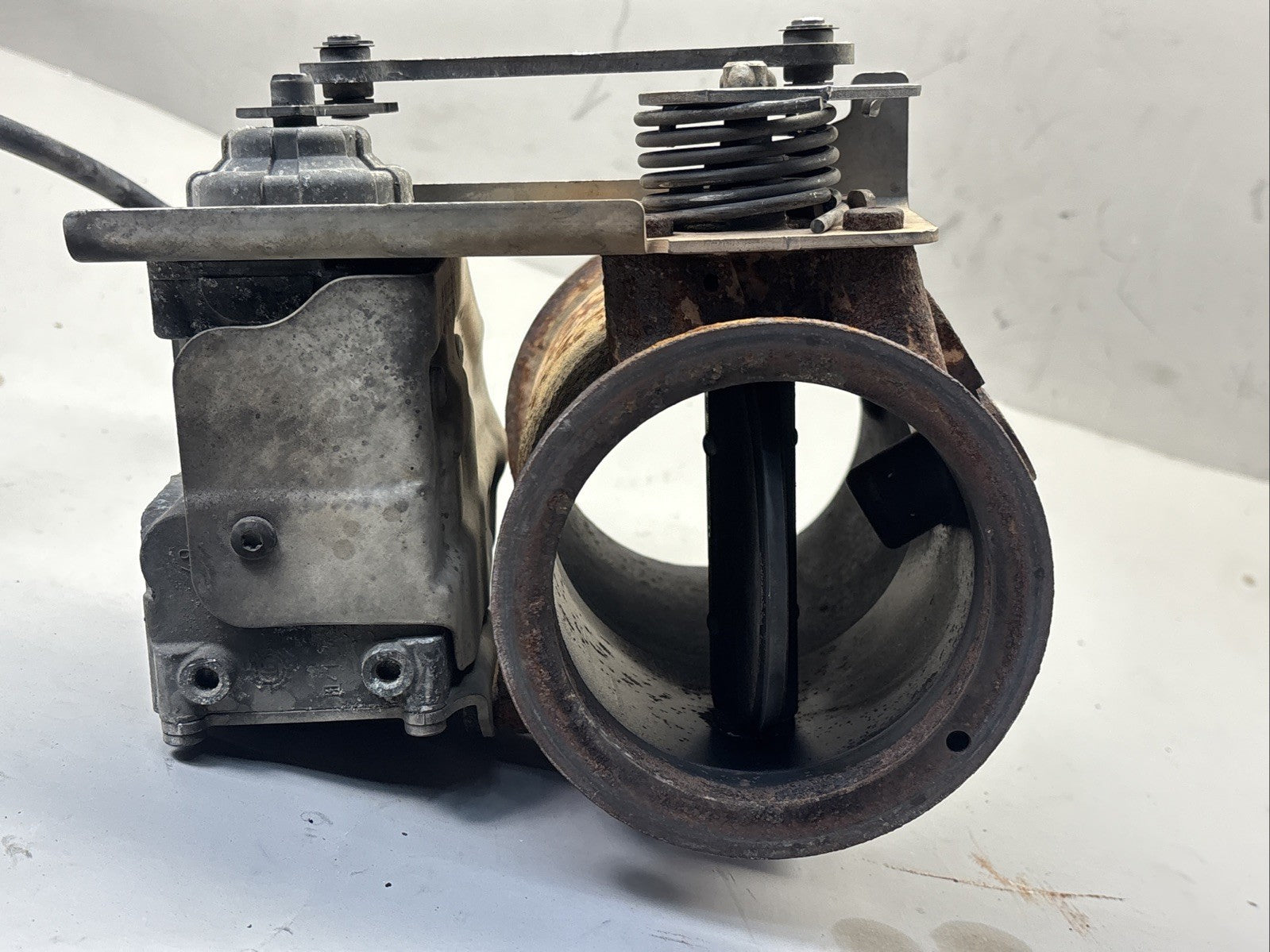 2123995 Genuine Paccar EGR Control Valve NEED NEW SPRING, SEE PICTURES.