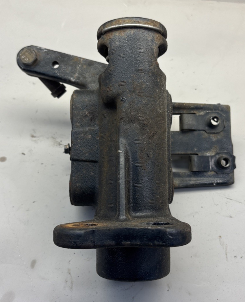 FREIGHTLINER - Tow Housing Brkt, RH A15-27959-001