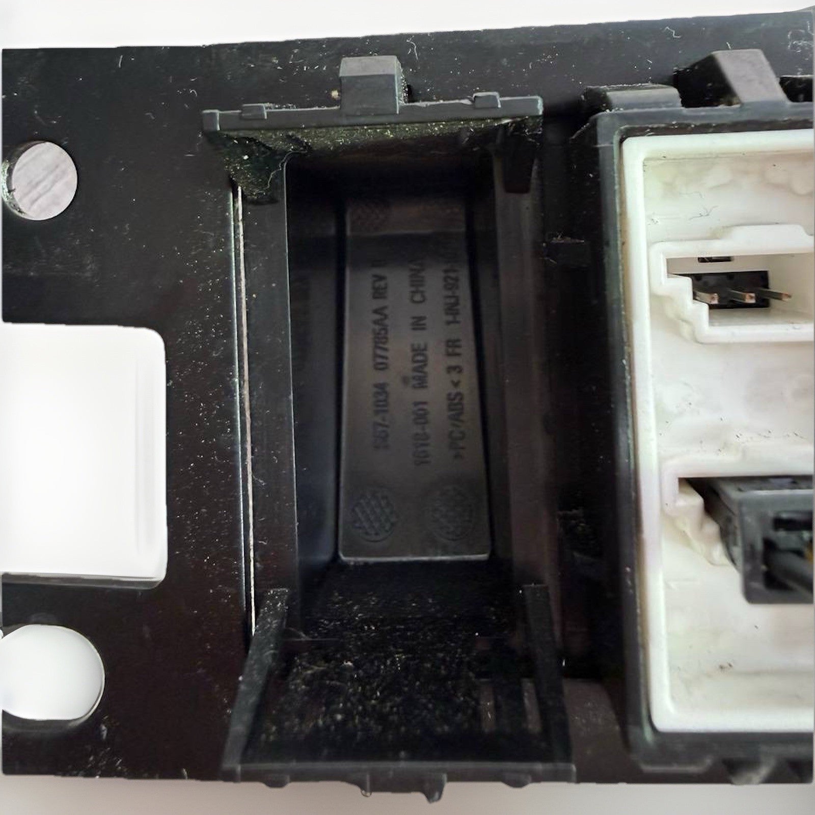 PACCAR Switch Panel S06-1073-601 with Three Switches